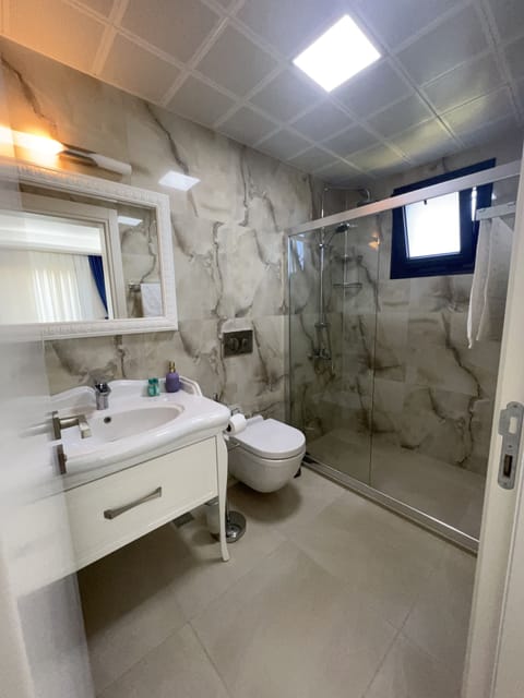 Shower, rainfall showerhead, free toiletries, hair dryer