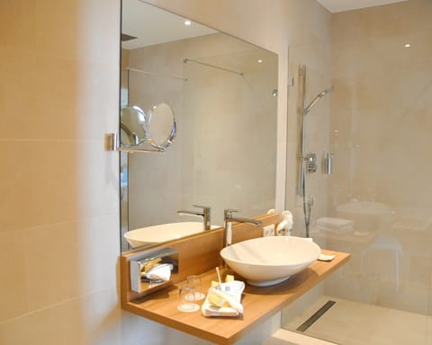 Deluxe Room | Bathroom | Shower, rainfall showerhead, hair dryer, bathrobes