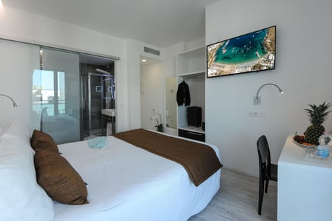 Standard Double Room, Sea View | Minibar, in-room safe, desk, blackout drapes