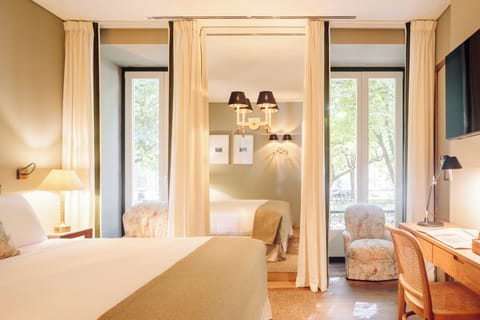 Deluxe Garden View | Minibar, in-room safe, desk, blackout drapes