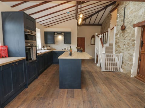 Cottage | Private kitchen | Fridge, dishwasher, cookware/dishes/utensils