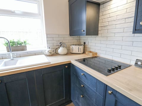 Cottage | Private kitchen | Fridge, dishwasher, cookware/dishes/utensils