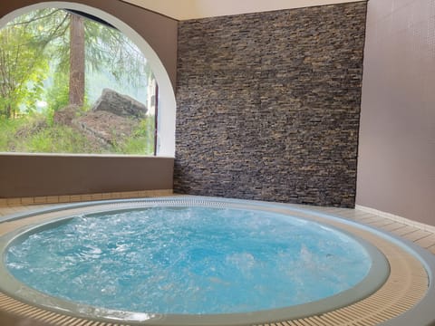 Indoor spa tub