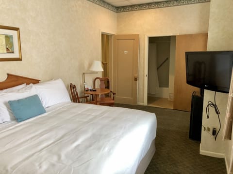 Standard Room, 1 King Bed | Free WiFi, bed sheets