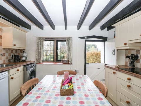 Cottage | Private kitchen | Fridge, dishwasher, electric kettle, toaster