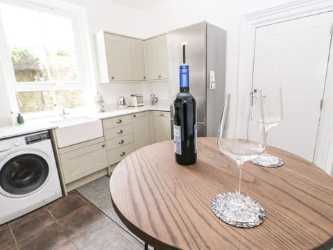 Cottage | Private kitchen | Fridge, electric kettle, toaster, cookware/dishes/utensils