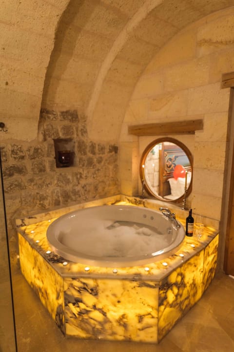 Jakuzili Suite | Bathroom | Rainfall showerhead, hair dryer, bathrobes, slippers