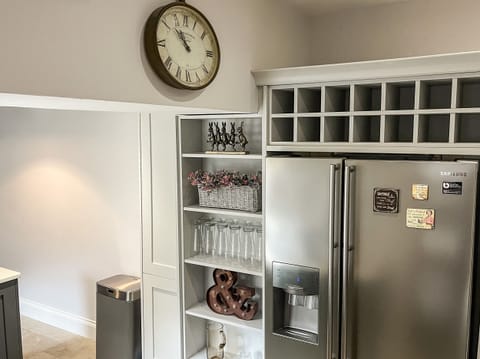 Cottage | Private kitchen | Fridge, electric kettle, toaster, cookware/dishes/utensils