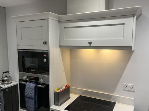 Cottage | Private kitchen | Fridge, electric kettle, toaster, cookware/dishes/utensils