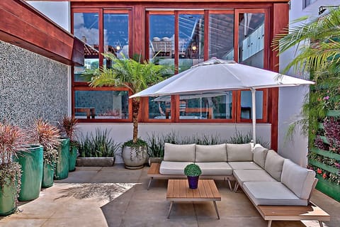 2 bars/lounges