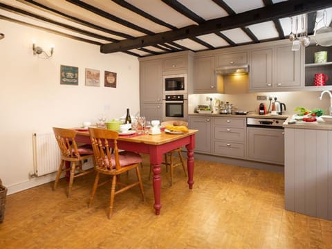 Cottage | Private kitchen | Fridge, dishwasher, cookware/dishes/utensils