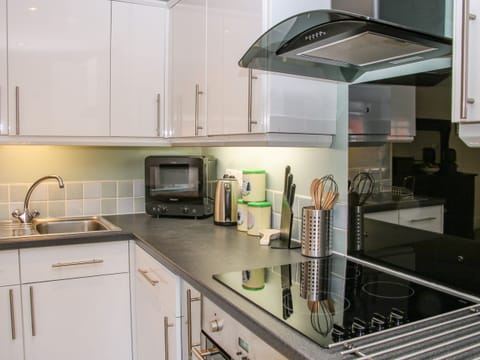 Cottage | Private kitchen | Fridge, electric kettle, cookware/dishes/utensils