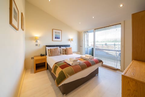 Desk, laptop workspace, iron/ironing board, free WiFi