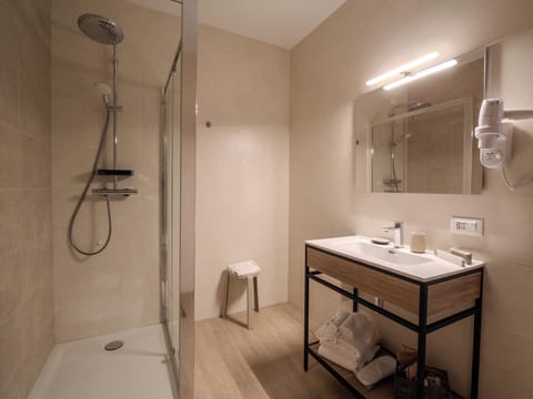 Superior Room | Bathroom | Shower, rainfall showerhead, hair dryer, bidet