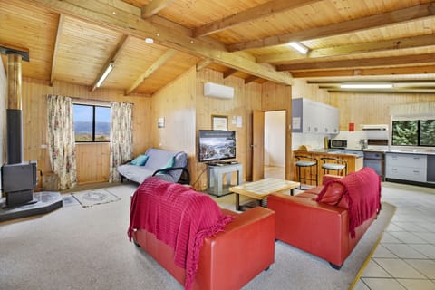 Classic Cottage, Non Smoking, Mountain View | Living area | 43-inch Smart TV with digital channels, Netflix, pay movies