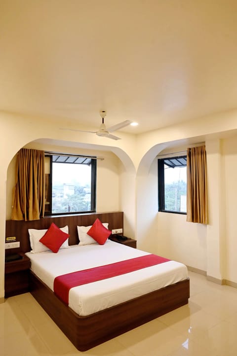 Desk, rollaway beds, free WiFi, bed sheets