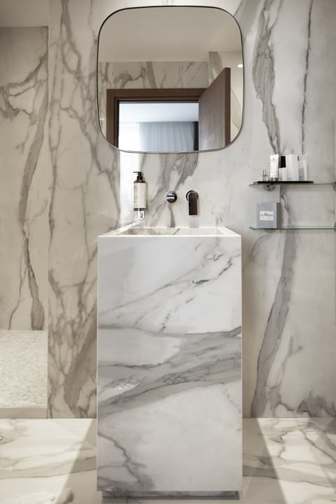 Executive Room | Bathroom | Shower, rainfall showerhead, designer toiletries, hair dryer