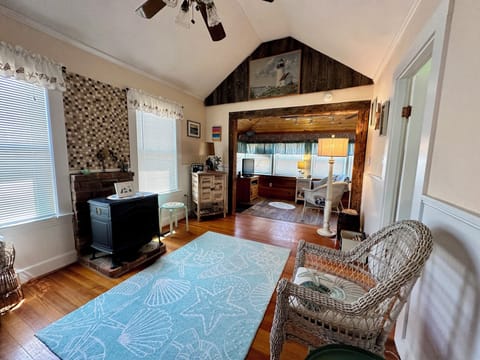 Basic Cottage | Living area | 37-inch flat-screen TV with cable channels, TV