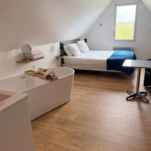 Superior Double Room, 1 Queen Bed, Refrigerator & Microwave, Garden View | Premium bedding, memory foam beds, laptop workspace, blackout drapes