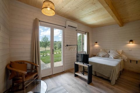 Standard Chalet, 1 Queen Bed | Minibar, blackout drapes, soundproofing, free WiFi