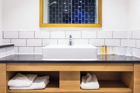 Combined shower/tub, eco-friendly toiletries, hair dryer, towels