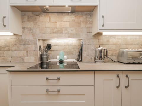 Cottage | Private kitchen | Fridge, dishwasher, electric kettle, toaster