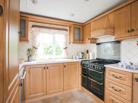 Cottage | Private kitchen | Fridge, electric kettle, toaster, cookware/dishes/utensils
