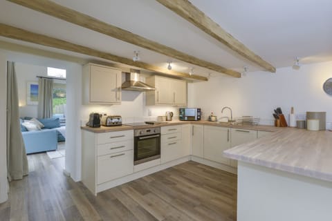 Cottage | Private kitchen | Fridge, dishwasher, electric kettle, toaster