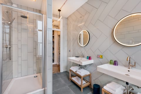 Deluxe Apartment | Bathroom | Shower, towels