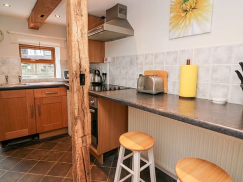 Cottage | Private kitchen | Fridge, electric kettle, toaster, cookware/dishes/utensils