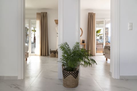 Villa | Premium bedding, down comforters, in-room safe, desk