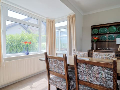 Cottage | Dining
