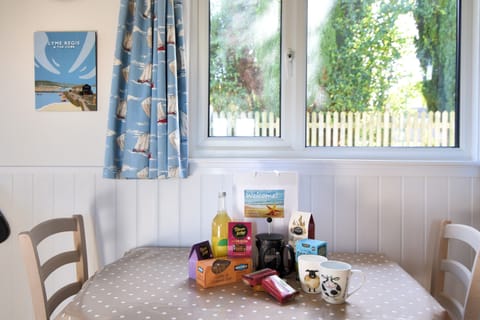 Cottage | Private kitchen | Fridge, cookware/dishes/utensils