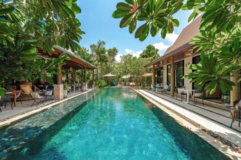 2 outdoor pools