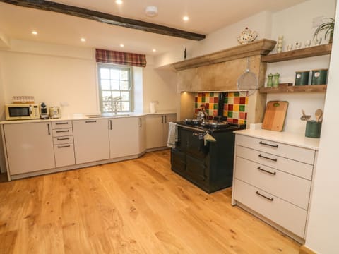 Cottage | Private kitchen | Fridge, dishwasher, electric kettle, toaster