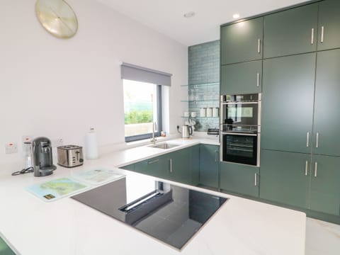 Cottage | Private kitchen | Dishwasher, electric kettle, toaster, cookware/dishes/utensils