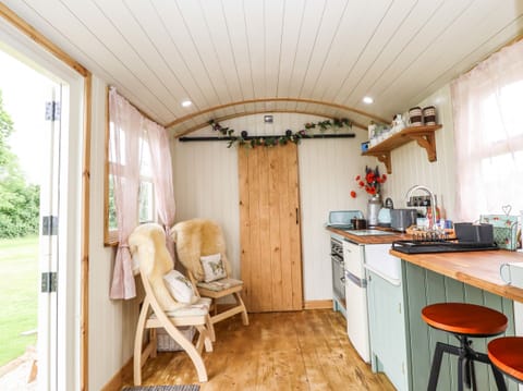 Cottage | Private kitchen | Fridge, electric kettle, toaster, cookware/dishes/utensils