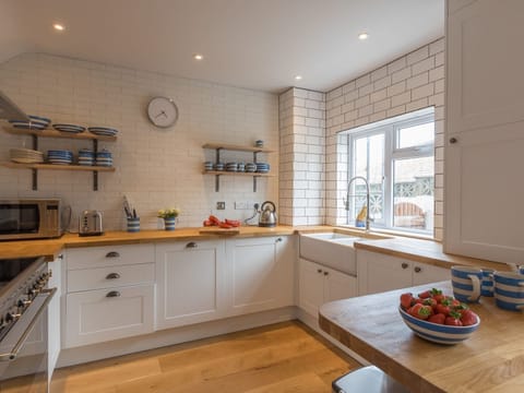 Cottage | Private kitchen | Fridge, dishwasher, electric kettle, toaster