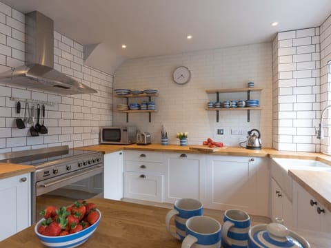 Cottage | Private kitchen | Fridge, dishwasher, electric kettle, toaster