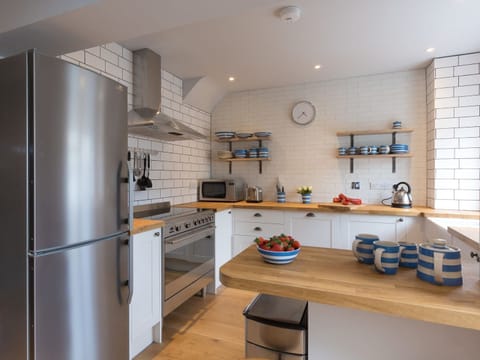 Cottage | Private kitchen | Fridge, dishwasher, electric kettle, toaster