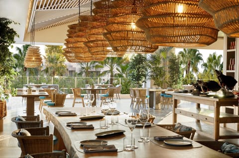 2 restaurants, breakfast served