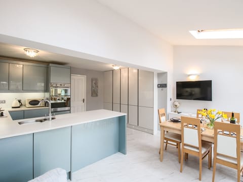 Cottage | Private kitchen | Fridge, electric kettle, toaster, cookware/dishes/utensils