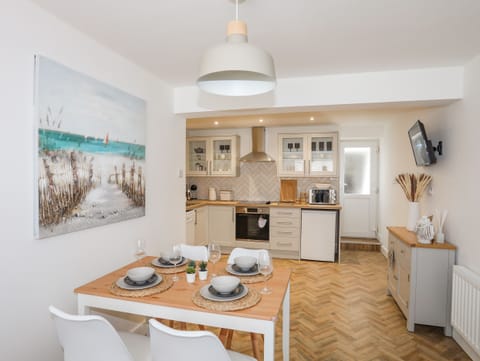 Cottage | Private kitchen | Fridge, dishwasher, electric kettle, toaster