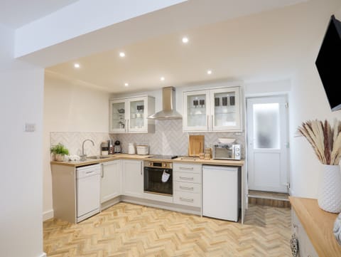 Cottage | Private kitchen | Fridge, dishwasher, electric kettle, toaster