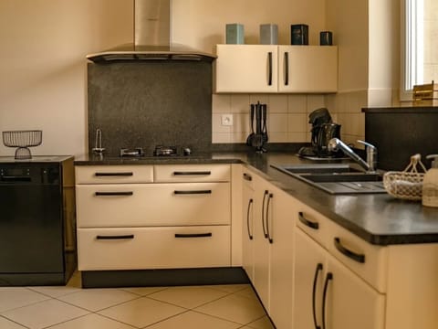 Comfort Cottage, Ensuite, Courtyard View | Private kitchen | Highchair