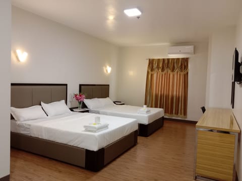 Family Room | Desk, laptop workspace, free WiFi, bed sheets