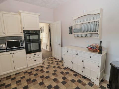 Cottage | Private kitchen | Fridge, dishwasher, electric kettle, toaster