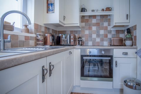 Apartment (1 Bedroom) | Private kitchen | Fridge, microwave, oven, stovetop