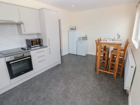 Cottage | Private kitchen | Fridge, dishwasher, electric kettle, toaster