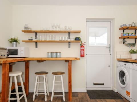 Cottage | Private kitchen | Fridge, dishwasher, cookware/dishes/utensils